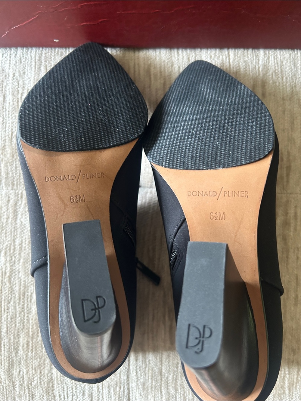 NIB Donald J. Pliner Black Stretch Ankle Booties with Block Heel 6.5 - Picture 4 of 8